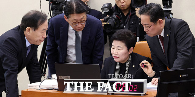 '보좌진 갑질 의혹' 이혜훈 청문회장에 등장한 '야!!!!!' 피켓