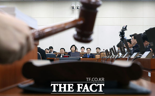 임이자 재정경제기획위원장이 23일 오전 서울 여의도 국회 재정경제기획위원회의 이혜훈 기획예산처 장관 후보자 인사청문회를 진행하며 의사봉을 두드리고 있다. /국회=남용희 기자