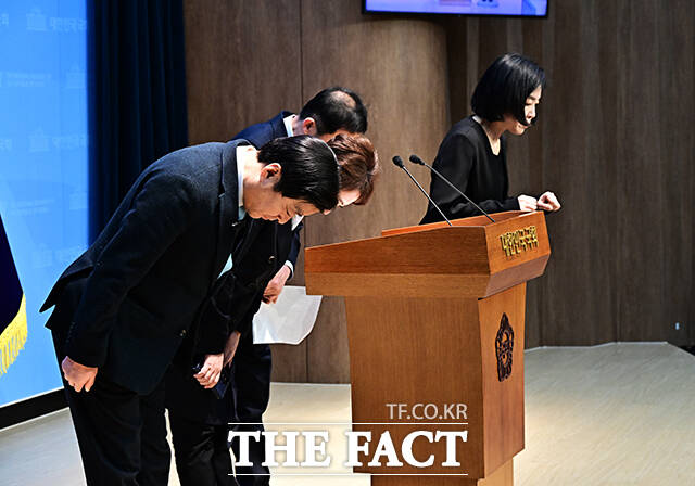강득구 더불어민주당 최고위원이 23일 오후 서울 여의도 국회 소통관에서 긴급 기자회견을 열고 정청래 더불어민주당 대표에 대한 발언을 하고 있다. 왼쪽부터 이언주 최고위원, 강 최고위원, 황명선 최고위원. /국회=배정한 기자