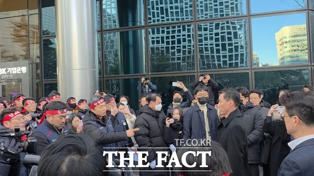 23일 서울 을지로 기업은행 본점에서 기업은행 노동조합이 기업은행 문제 해결 대안 없는 행장 임명에 반대한다며 출근 저지 투쟁을 벌이고 있다. /이선영 기자