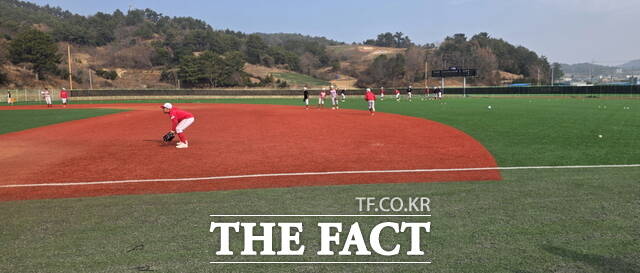 고흥군 거금야구장에서 야구팀 선수들이 동계 전지훈련을 하고 있다. /고흥군