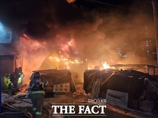 22일 아산시 좌부동 자동차 부품 가공시설에서 불이 나 소방대원이 화재를 진화하고 있다. /아산소방서