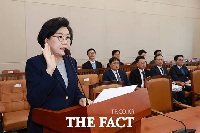 임이자 위원장에게 선서문 전달한 뒤 후보자석으로 이동하는 이혜훈 기획예산처 장관 후보자.