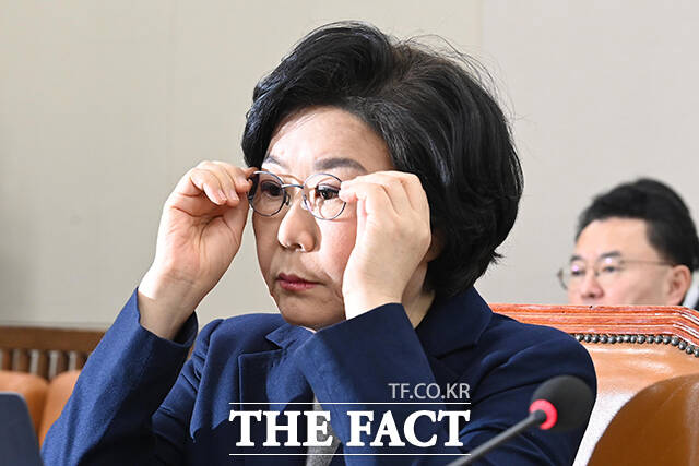 이혜훈 기획예산처 장관 후보자가 23일 오전 서울 여의도 국회 재정경제기획위원회에서 열린 인사청문회에 참석해 안경을 고쳐 쓰고 있다. /국회=배정한 기자