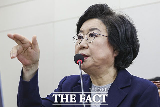 의원 질의에 답하는 이혜훈 후보자.