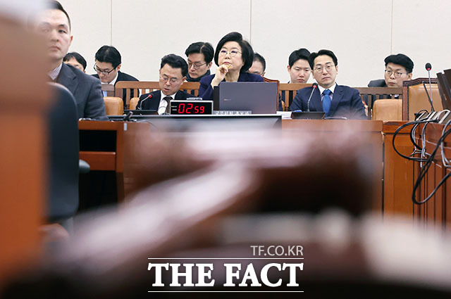 의원 질의에 답하는 이혜훈 후보자.