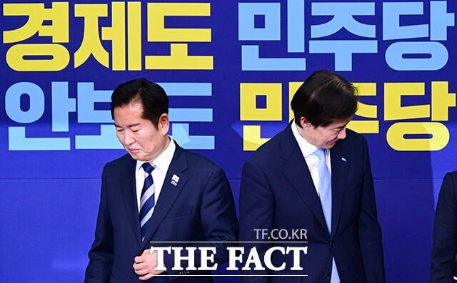 더불어민주당의 합당 제안에 조국혁신당이 어떤 반응을 내놓을지 귀추가 주목된다. 사진은 정청래 민주당 대표(왼쪽)와 조국 조국혁신당 대표. /남윤호 기자