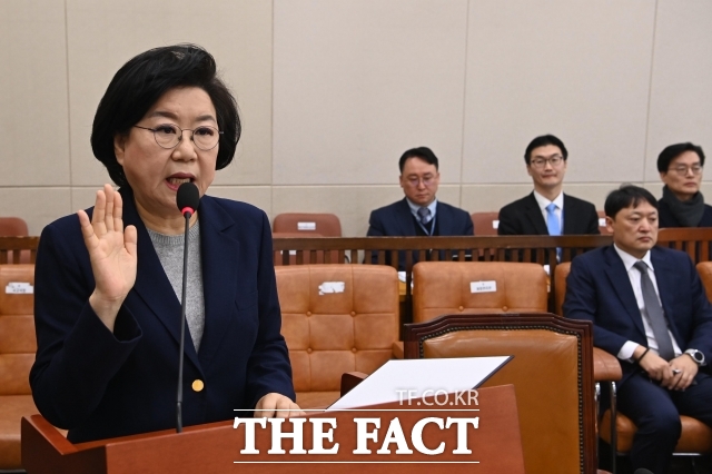 이혜훈 기획예산처 장관 후보자가 23일 오전 서울 여의도 국회 재정경제기획위원회에서 열린 인사청문회에서 선서를 하고 있다. /국회=남용희 기자