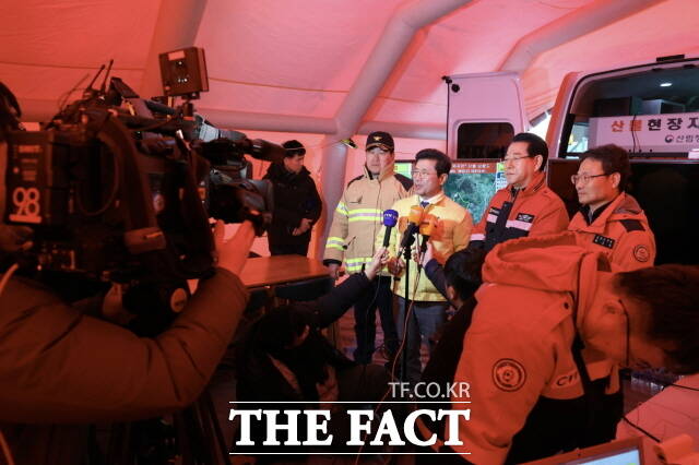 정인화 광양시장이 김영록 전남도지사와 함께 옥곡면 산불 관련 브리핑을 하고 있다. /김은광 기자