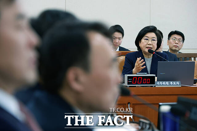 임이자 위원장에게 선서문 전달한 뒤 후보자석으로 이동하는 이혜훈 기획예산처 장관 후보자.