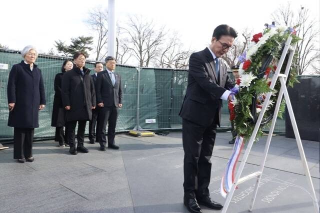 김 총리는 이날 미 하원의원들과의 오찬 이후 한국전 참전기념비 공원을 방문해 헌화했다. 워싱턴 한국문화원을 방문해 미국 청년과 함께하는 한국문화 간담회와 워싱턴 지역 동포 간담회 일정도 소화했다. /총리실