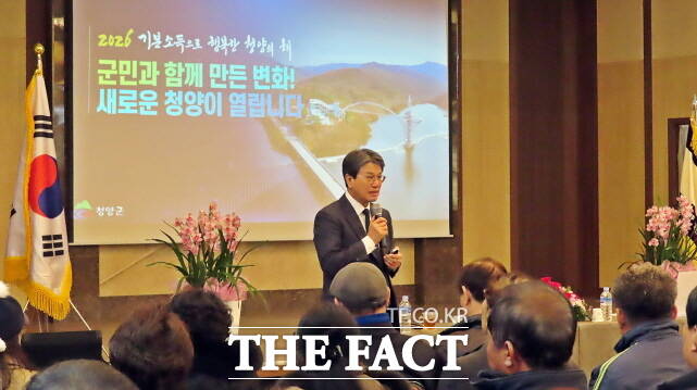 김돈곤 군수가 민선8기 군정을 설명하고 있다. /김형중 기자