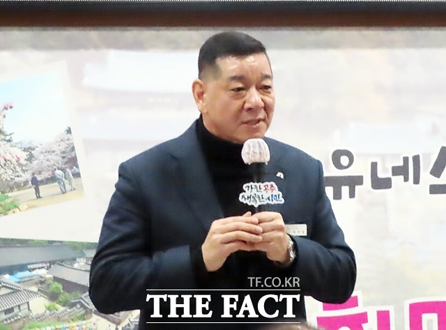 최원철 공주시장이 23일 사곡면 행정복지센터에서 2026년 사곡면 순방 주민과의 대화를 열고 지역 현안을 점검하고 있다. /김형중 기자