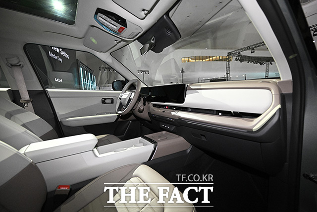 기아가 23일 오전 서울 중구 동대문디자인플라자 아트홀 1관에서 개최한 디 올 뉴 셀토스 미디어 데이에서 디 올 뉴 셀토스 차량의 내부가 공개되고 있다. /송호영 기자
