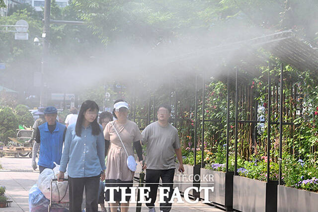 23일 기상청이 발표한 '2026년 연 기후전망'에 따르면 올해 연평균 기온이 평년 연평균 기온보다 높을 확률이 70%로 제시됐다. /남용희 기자