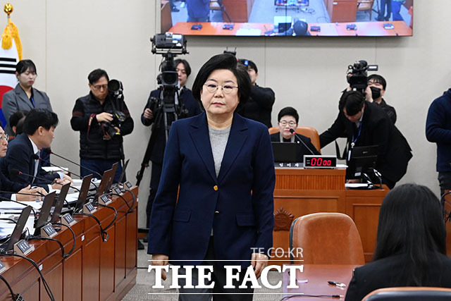 임이자 위원장(왼쪽)에게 선서문 전달한 뒤 인사 나누는 이 후보자.