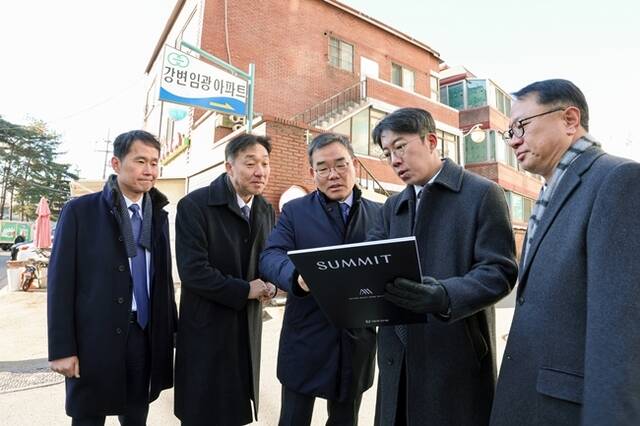 김보현 대우건설 사장이 지난 22일 성수4지구 재개발 사업지를 찾아 입찰을 준비 중인 임직원들을 격려하고 최고 사업조건으로 입찰에 임해줄 것을 당부했다. /대우건설