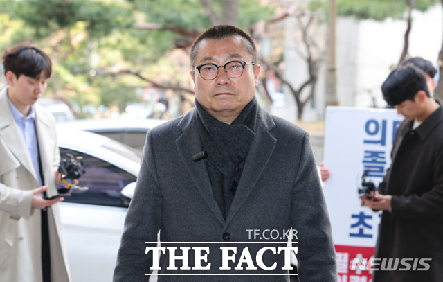 전공의들 집단사직을 교사·방조한 혐의로 고발당한 박명하 대한의사협회(의협) 비상대책위원회(비대위) 조직강화위원장이 22일 경찰에 출석했다. /뉴시스