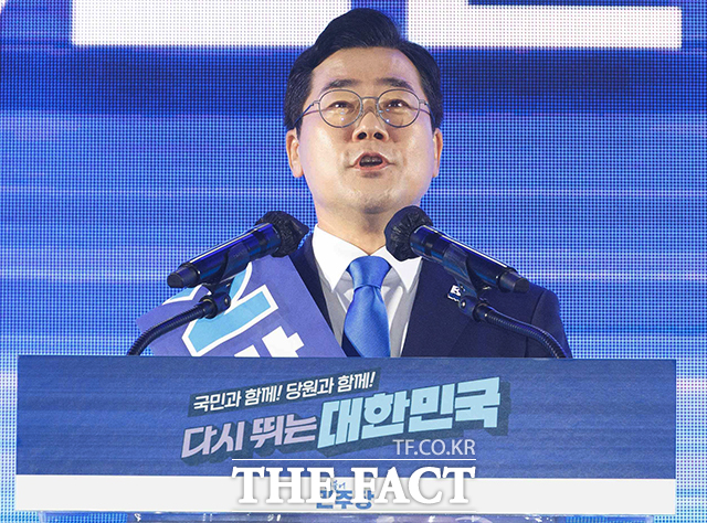 박찬대 더불어민주당 당대표 후보자가 2일 오후 경기도 고양시 킨텍스 제2전시장에서 열린 더불어민주당 제2차 임시전국당원대회에 참석해 정견발표를 하고 있다. /배정한 기자