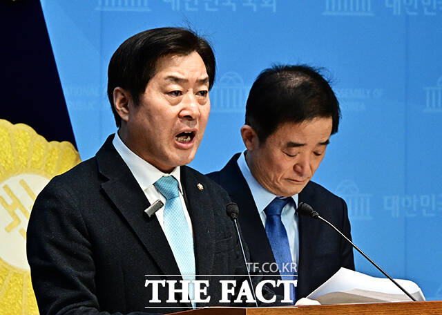 강득구 더불어민주당 최고위원이 23일 오후 서울 여의도 국회 소통관에서 긴급 기자회견을 열고 정청래 더불어민주당 대표에 대한 발언을 하고 있다. 왼쪽부터 이언주 최고위원, 강 최고위원, 황명선 최고위원. /국회=배정한 기자