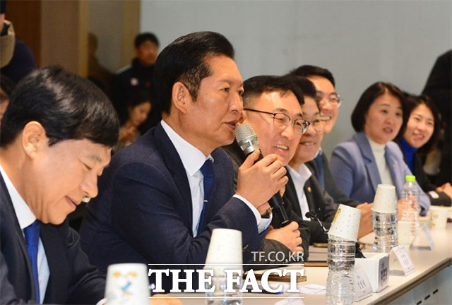 유승민 대한체육회장(왼쪽)과 대화를 나누고 있는 정청래 대표.