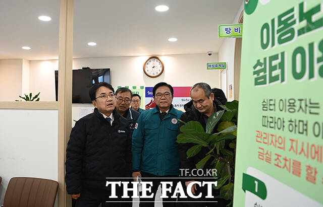 김광용 행정안전부 재난안전관리본부장(왼쪽 두 번째)이 23일 충남 천안시 이동노동자 쉼터를 방문해 운영 및 관리 실태를 점검하고 있다. /행정안전부