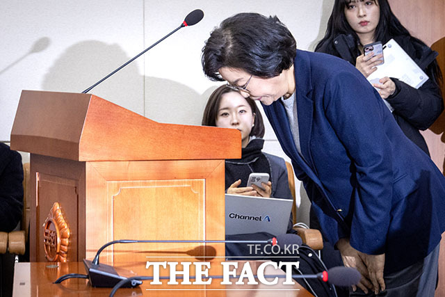 의원 질의에 답하는 이혜훈 후보자.