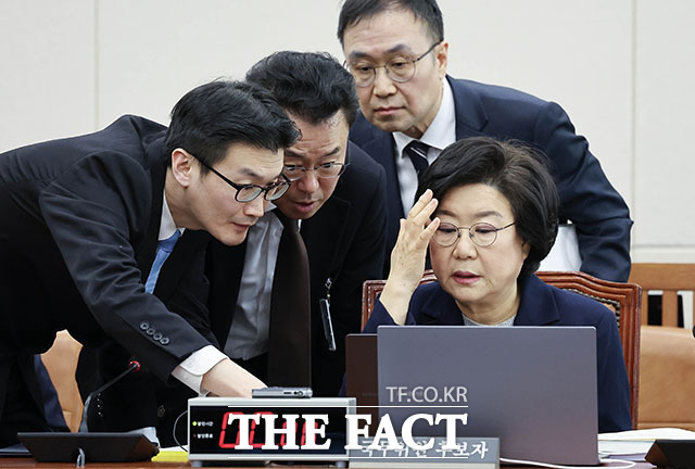 의원 질의에 답하는 이혜훈 후보자.