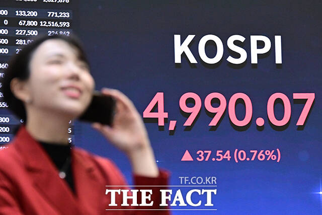 이날 '오천피' 마감을 기대하며 마련된 기념식이 순연되며 빈 자리들이 보이고 있다.