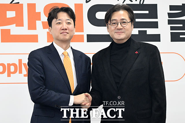 이준석 개혁신당 대표(왼쪽)가 23일 오전 서울 여의도 국회에서 홍익표 청와대 정무수석을 접견하며 기념촬영을 하고 있다. /국회=남용희 기자