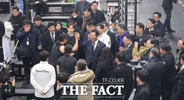 유승민 대한체육회장(왼쪽)과 대화를 나누고 있는 정청래 대표.