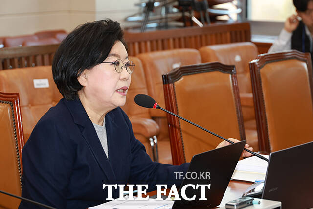 임이자 위원장에게 선서문 전달한 뒤 후보자석으로 이동하는 이혜훈 기획예산처 장관 후보자.