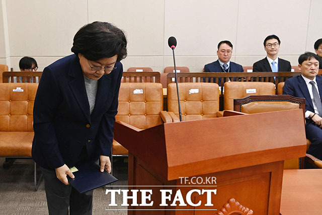 임이자 위원장(왼쪽)에게 선서문 전달한 뒤 인사 나누는 이 후보자.