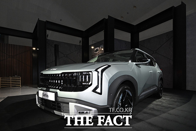 기아가 23일 오전 서울 중구 동대문디자인플라자 아트홀 1관에서 개최한 디 올 뉴 셀토스 미디어 데이에서 디 올 뉴 셀토스 차량이 공개되고 있다. /송호영 기자