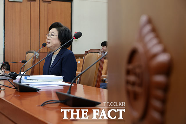 의원 질의에 답하는 이혜훈 후보자.