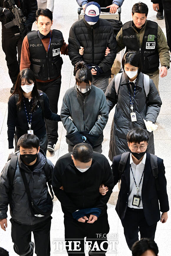 압송되는 한국인 피의자 73명의 모습.