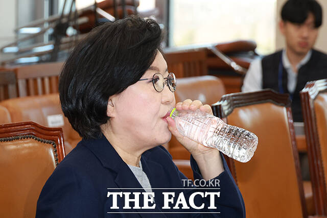 임이자 위원장에게 선서문 전달한 뒤 후보자석으로 이동하는 이혜훈 기획예산처 장관 후보자.