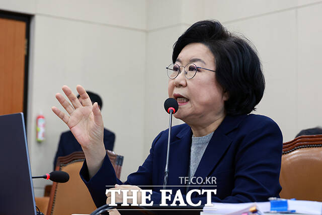 임이자 위원장에게 선서문 전달한 뒤 후보자석으로 이동하는 이혜훈 기획예산처 장관 후보자.