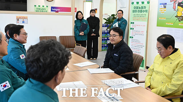 김광용 행정안전부 재난안전관리본부장(왼쪽 두 번째)이 23일 충남 천안시 이동노동자 쉼터를 방문해 운영 및 관리 실태를 점검하고 있다. /행정안전부