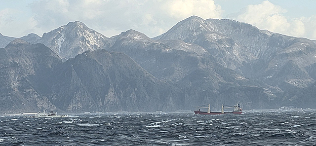 동해지방해양경찰청이 울릉도 인근 앞바다에서 러시아 국적 화물선을 예인하고 있다. /동해지방해양경찰청