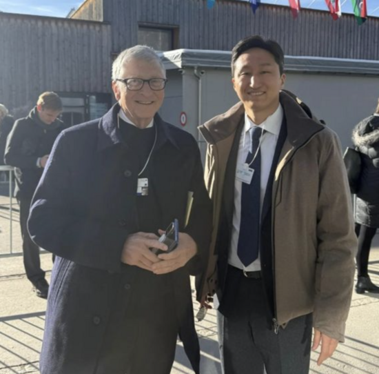 정기선 HD현대 회장이 22일(현지시간) 스위스 다보스포럼에서 빌 게이츠 테라파워 회장과 만나 에너지산업의 미래에 대한 의견을 나눴다. /HD현대 인스타그램