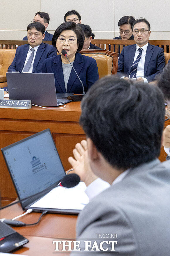의원 질의에 답하는 이혜훈 후보자.