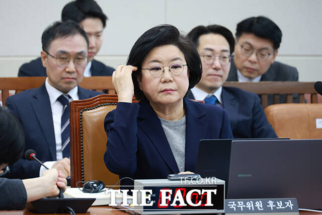 임이자 위원장에게 선서문 전달한 뒤 후보자석으로 이동하는 이혜훈 기획예산처 장관 후보자.