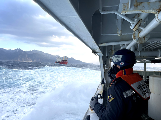 동해지방해양경찰청이 울릉도 인근 앞바다에서 러시아 국적 화물선을 예인하고 있다. /동해지방해양경찰청
