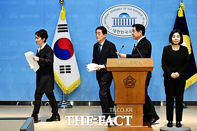 강득구 더불어민주당 최고위원이 23일 오후 서울 여의도 국회 소통관에서 긴급 기자회견을 열고 정청래 더불어민주당 대표에 대한 발언을 하고 있다. 왼쪽부터 이언주 최고위원, 강 최고위원, 황명선 최고위원. /국회=배정한 기자