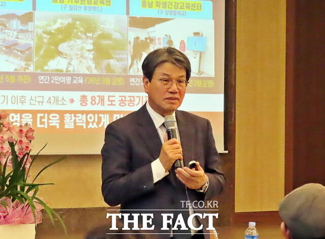 김돈곤 청양군수가 23일 비봉면 칠감산 NH호텔에서 열린 비봉면 연두순방을 통해 군정을 설명하고 있다. /김형중 기자