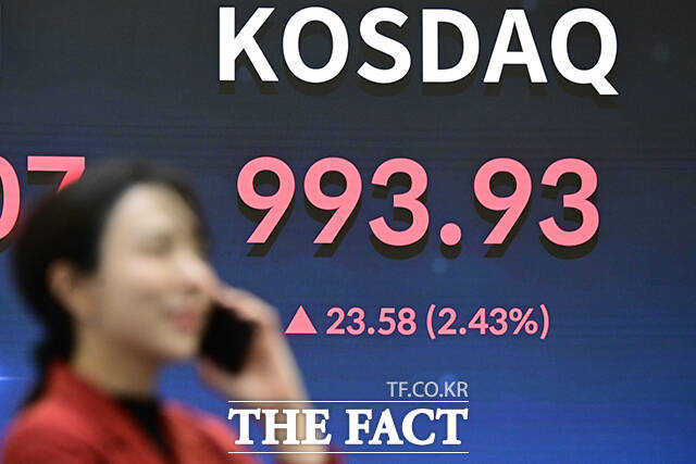 이날 '오천피' 마감을 기대하며 마련된 기념식이 순연되며 빈 자리들이 보이고 있다.