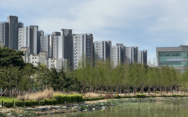 호반산업이 지난해 농어촌상생기금 출연 우수기업으로 선정되며 지역사회 상생에 앞장서는 선도기업의 위상을 다시 한번 확고히 했다. /호반산업