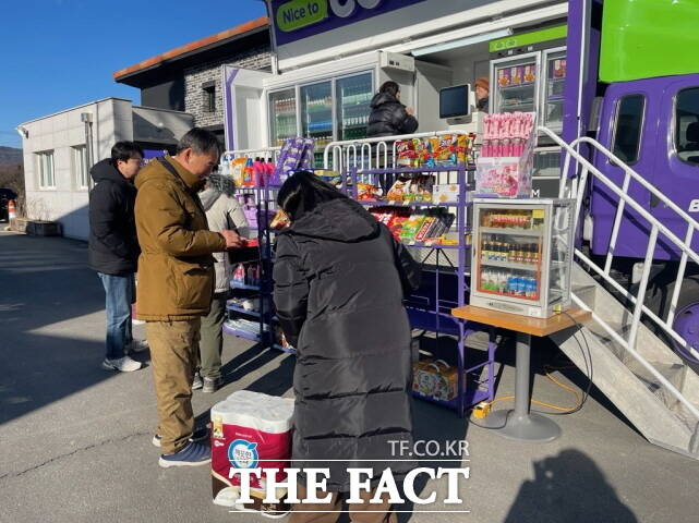 시니어클럽 이동형편의점 장면. /공주시