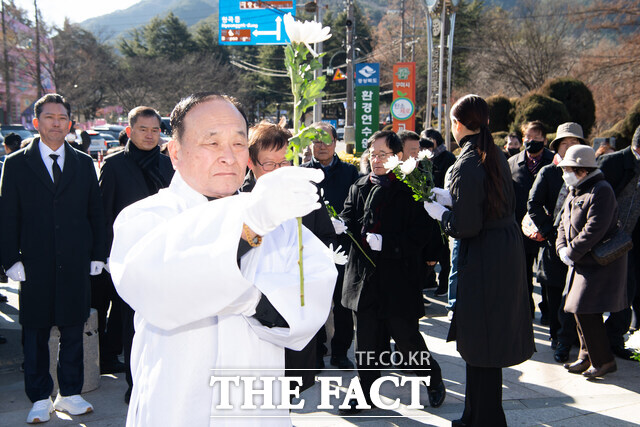 애국지사 박희광 선생 56주기 추모식이 22일 구미 금오산 박희광 선생 동상 앞에서 거행된 가운데 박희광 선생의 장남 박근용씨가 헌화하고 있다. /구미시